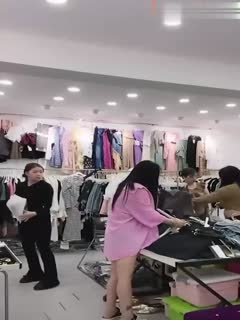 【独家爆料】河南潮范女装店(抖音&快手)直播卖衣服，偷拍女顾客换衣服!有的小姐姐发现被偷拍吓死了!