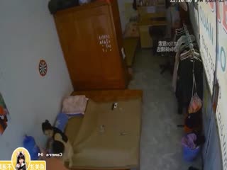 【监控破解】服装店的老板娘被调戏 被强行扒开内裤强操