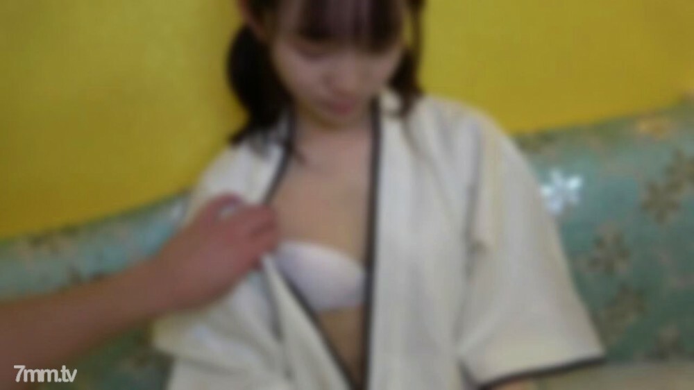FC2-PPV-2675172一个有着悲伤情绪的离家出走的少女。阴部天真无邪，而大栗子则长出白皙修长的身材。喘息的声音不会停止在生命中的第一次大规模喷射，在快感和射精结束时会发出大